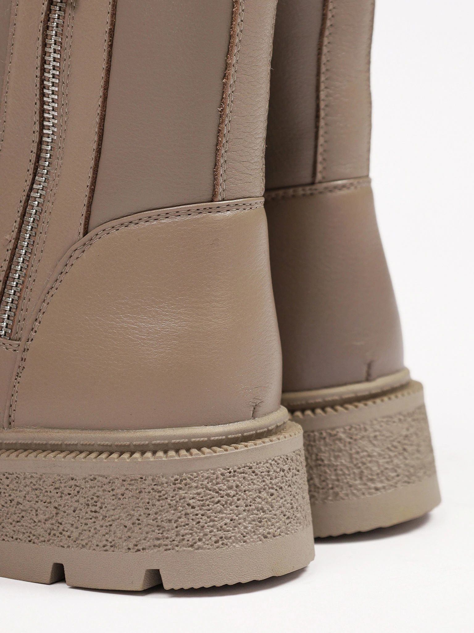 Ботинки серого цвета с двумя боковыми молниями